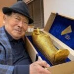 عالم آثار ياباني مشهور يُعرب عن سعادته بعد تلقيه كعكة بشكل جعران من السفارة المصرية