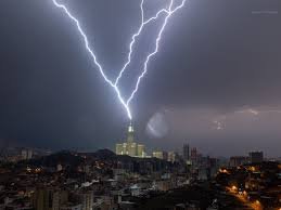 تحذيرات جوية عاجلة .. عواصف رعدية وأمطار وسيول تضرب مكة والمدينة و11 منطقة بدءًا من الغد