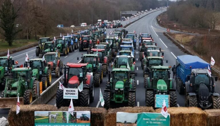 غضب فرنسي على ذبح الأبقار المريضة.. مزارعون يحتشدون بالجرارات ويغلقون الطرق