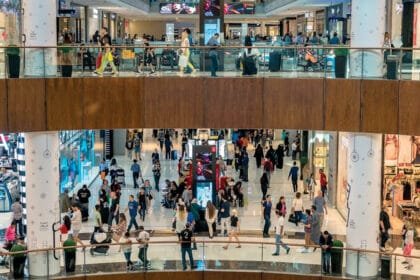 القطاع الخاص غير النفطي في الإمارات ينمو بأسرع وتيرة منذ 11 شهراً