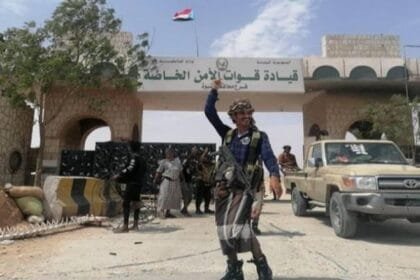 قوات دفاع شبوة تسيطر على معسكرات الإخوان والقاعدة في عارين