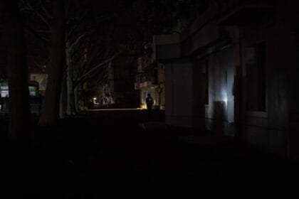 Kyiv plunged into darkness after a Russian attack; a third of the capital without heating as the humanitarian crisis deepens.