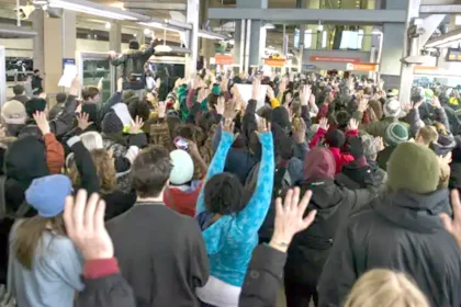 محتجون يغلقون الطرق الرئيسية في مينيابوليس الأمريكية دعما للمهاجرين غير الشرعيين