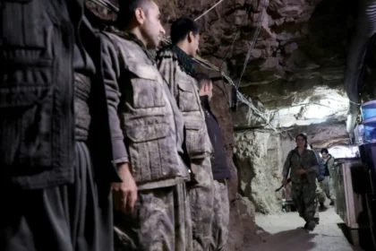 مقاتلون أكراد داخل أنفاق شمال العراق .. صراع خفي تحت الأرض