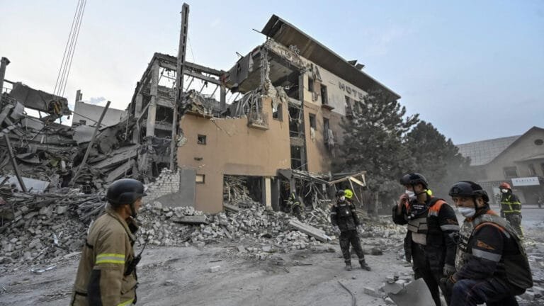 زيلينسكي: روسيا تشن هجومًا كثيفًا بـ500 طائرة مسيرة و40 صاروخًا خلال الليل