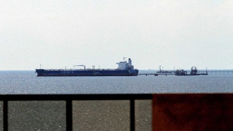 واشنطن تشدد الخناق على فنزويلا .. خفر السواحل يحتجز ناقلة نفط في المياه الدولية