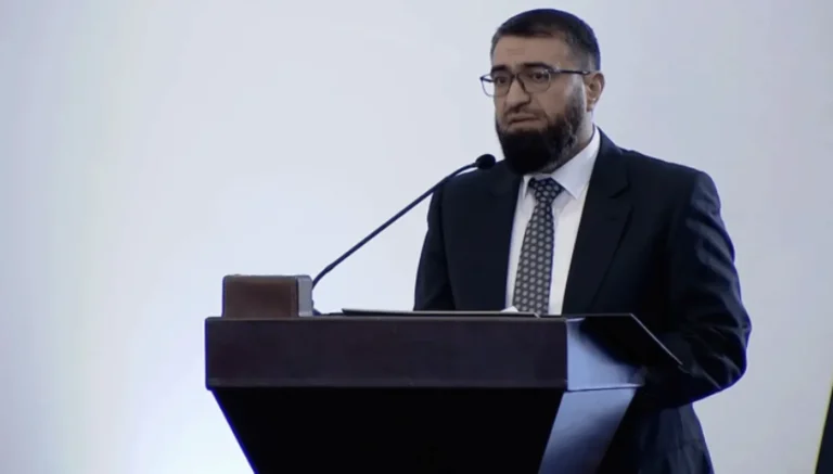 وزير العدل السوري ينفي صدور حكم بإعدام المفتي السابق أحمد حسون