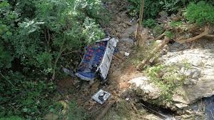 كولومبيا .. حادث مروع يودي بحياة 17 شخصًا إثر سقوط حافلة تقل طلابًا في وادٍ عميق