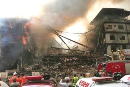 جول بلازا يحترق واحدة من أسوأ حرائق الأسواق في تاريخ كراتشي الباكستانية