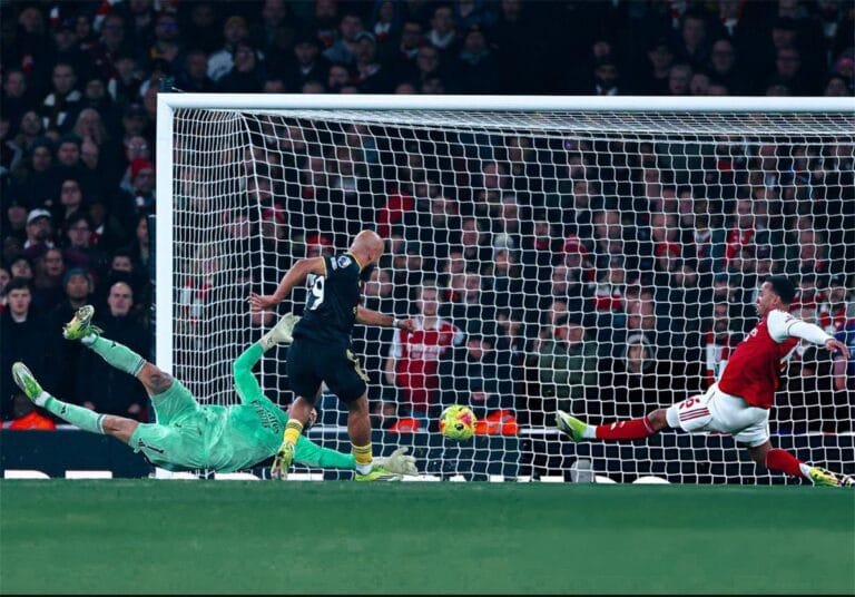Manchester United snatch a valuable victory from Arsenal and break into the top four in the English Premier League