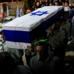 إسرائيل تشيّع جثمان آخر رهينة استعادته من غزة وتعلن طيّ ملف الرهائن