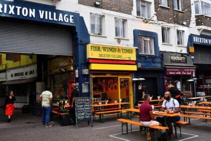 عاصفة إفلاس تضرب الشارع البريطاني: "كليرز" و"ذا أوريجينال فاكتوري شوب" على حافة الانهيار