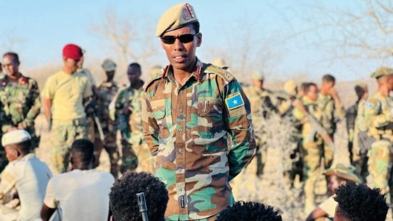 الحكومة الصومالية تقيل قائد الجيش الوطني وتعين خلفا له