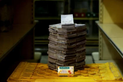 تقلبات حادة في أسواق الطاقة تزيد من متاعب Sharp fluctuations in energy markets are adding to Venezuela's economic woes. الفنزويلي