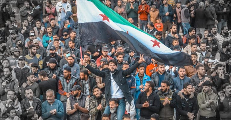 Mass border breach: Thousands of Kurdish volunteers from Iraq and Turkey march on foot towards northern Syria