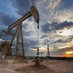 الحصار الأمريكى يُجبر فنزويلا على تقليص ضخ الخام ويعطل حركة الشحن