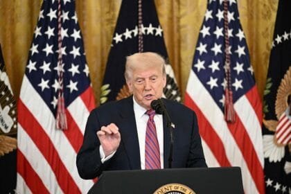 ترامب يتوعد طهران بـ "ضربة قوية جدا" ردا على قمع المحتجين.. وحصيلة الضحايا ترتفع إلى 17 قتيلا