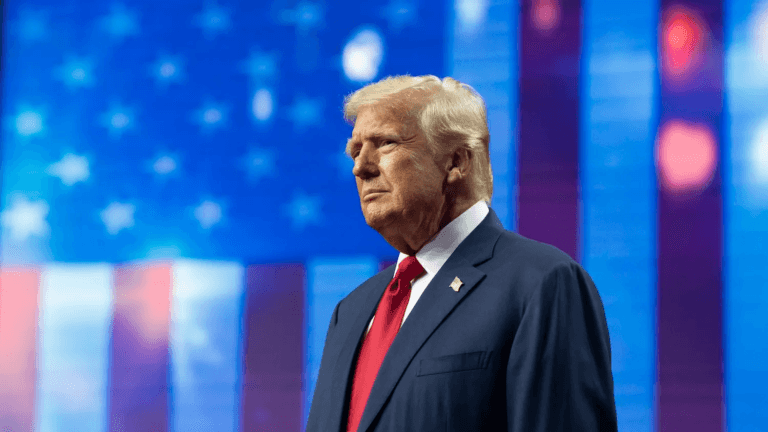 ترامب يتحدث باسم السماء.. أنا أحمي الأديان والله فخور بما أنجزته