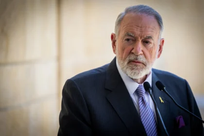 هاكابي يكشف حسابات واشنطن تجاه إيران ويؤكد دعم ترامب لإسرائيل