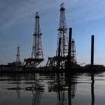 النفط مقابل النفوذ .. واشنطن تشترط مصالحها الوطنية للسماح لكاراكاس بالعودة للأسواق