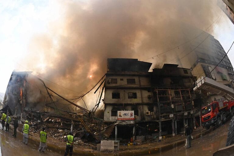 جحيم فى مركز تسوق بباكستان.. 14 قتيلًا و74 مفقودًا وسط سباق مع الزمن للعثور على ناجين