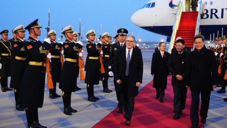 رئيس وزراء بريطانيا يتسلل بين أسرار المدينة المحرمة ويختبر صبر التاريخ