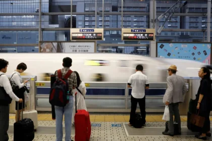 انقطاع الكهرباء يشل حركة القطارات في طوكيو ويعلق مئات الآلاف