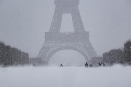 عاصفة "جورتي" تشل أوروبا.. آلاف الرحلات تلغى بسبب تجمد الطائرات ونقص سائل إزالة الثلوج