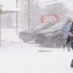 عاصفة شتوية تضرب أمريكا وتشُلّ الحياة.. ظلام واسع وإلغاء آلاف الرحلات الجوية