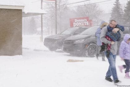 عاصفة شتوية تضرب أمريكا وتشُلّ الحياة.. ظلام واسع وإلغاء آلاف الرحلات الجوية