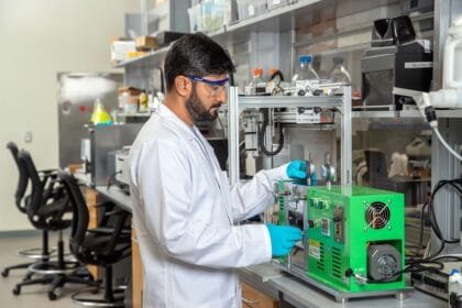 تدعم اكتشافات الفضاء.. فريق بحثي من "نيويورك أبوظبي" يطور بلورات عضوية