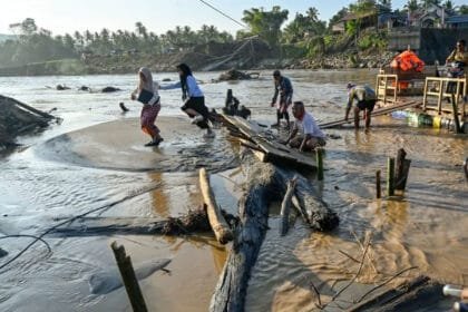 إندونيسيا: فيضانات مفاجئة تقتل 14 شخصاً وتدمر مئات المنازل في جزيرة سياو