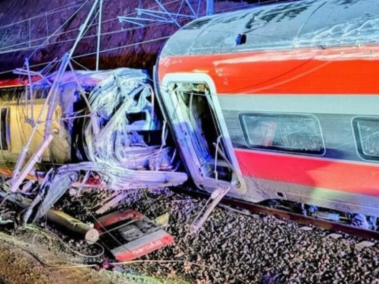 كارثة قطار مروعة.. إسبانيا تعلن الطوارئ.. ونداءات عاجلة للتبرع بالدم