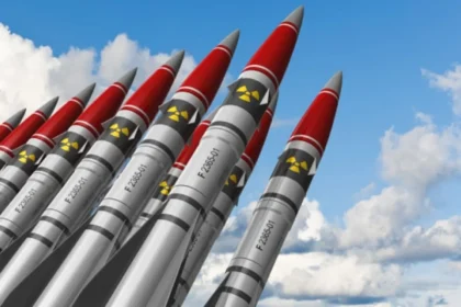 كاشفة الأسلحة النووية الأمريكية تحط في بريطانيا وسط مخاوف من ضربة محتملة لإيران