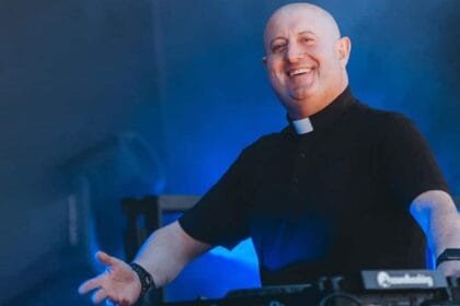 من المذبح إلى منصّة الموسيقى.. كاهن برتغالي يشعل جدلًا واسعًا في لبنان