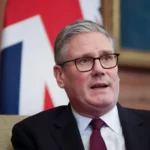 ستارمر يفضح نظارات ماكرون الشمسية ويحرج الرئيس الفرنسي على تيك توك