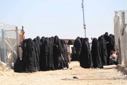 فوضى السلاح تحاصر الأطفال والنساء.. الأمم المتحدة: مخيم الهول خارج السيطرة الأمنية