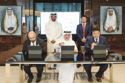 مذكرة تفاهم بين «الشارقة لتقنيات الاتصال» و«داتاكانفاس إنترناشيونال» و«إيه آي كارافان»