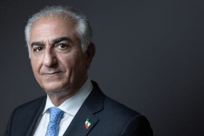 نجل شاه إيران المخلوع يدعو قوات الأمن للانحياز للشعب مع تصاعد الاحتجاجات
