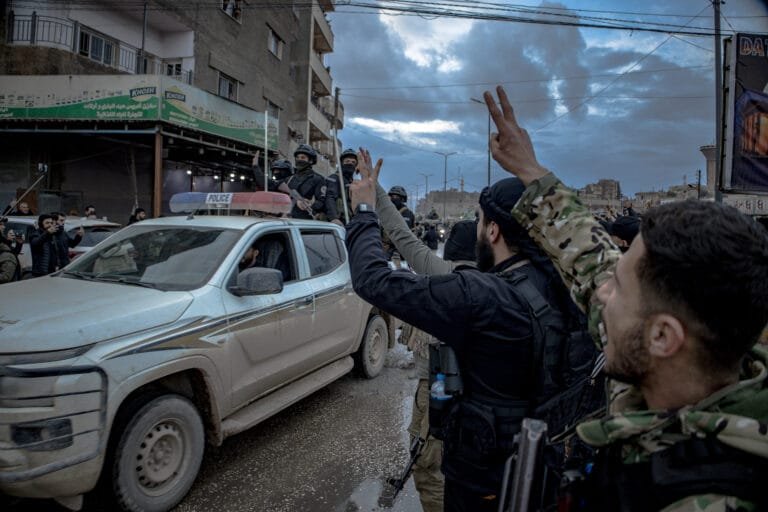 القوات السورية تدخل القامشلي مع تنفيذ اتفاق تاريخي للاندماج