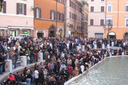 «ادفع لتدخل».. من نافورة تريفى إلى متحف اللوفر، أوروبا تشن حربًا على السياحة المفرطة