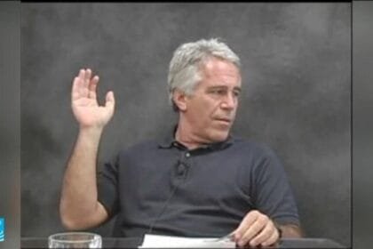 مكتب المدعي العام الفرنسي يفتح تحقيقاً أولياً مع الوزير السابق لانغ بسبب علاقاته بإبستين