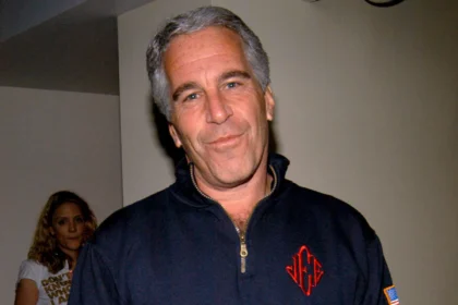 أسماء ثقيلة تحت القسم.. بيل وهيلاري كلينتون يوافقان على الشهادة في قضية إبستين